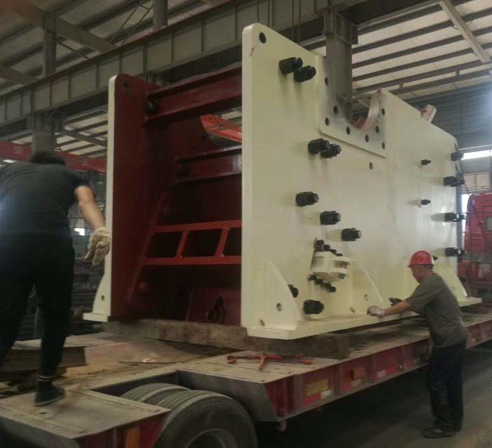 大型顎式破碎機裝車發(fā)貨了