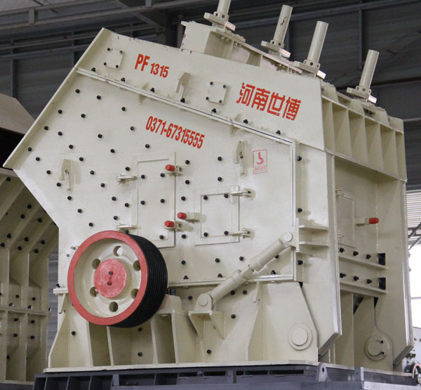 PF1315反擊式破碎機安裝現場