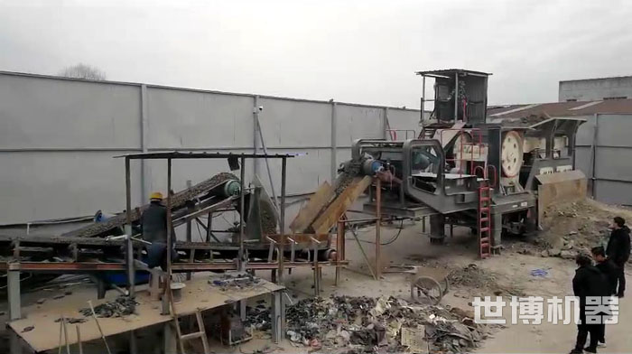 移動破碎站雙機搭配破碎建筑垃圾現場