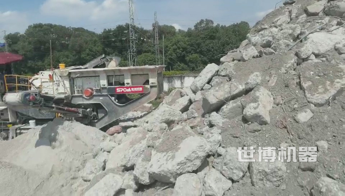 履帶式破碎站粉碎建筑垃圾現(xiàn)場圖