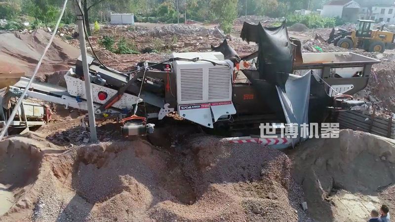 履帶式破碎站工作現場
