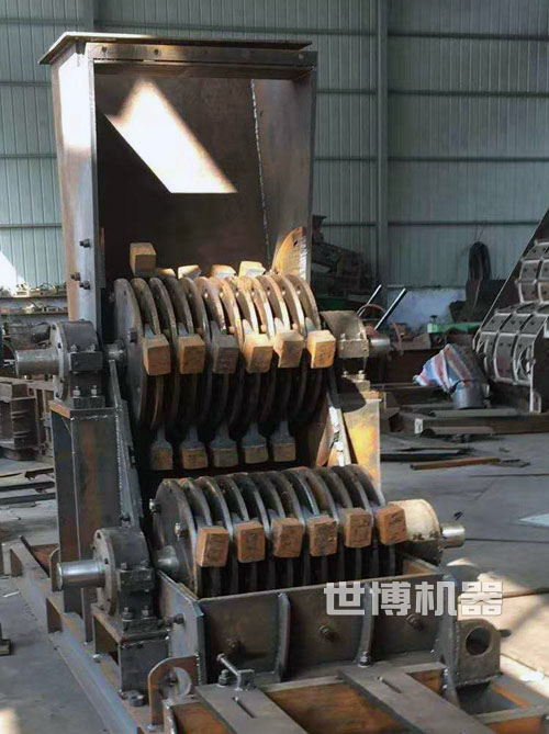 立式雙級錘式破碎機內部結構圖