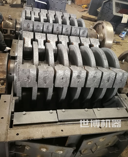 臥式雙轉子錘式破碎機內部結構