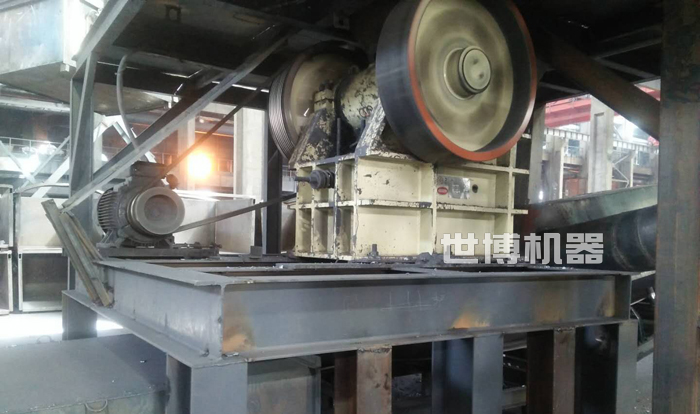 顎式破碎機用來破碎原煤工作現場