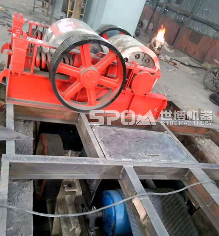 對輥式制砂機工作現場
