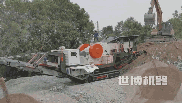 履帶式移動破碎機工作現場