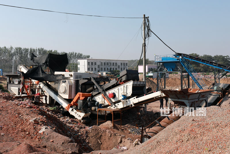履帶式破碎站破碎建筑垃圾現場圖