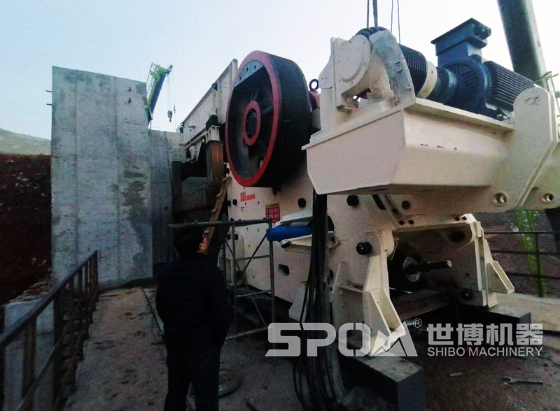 JC210大型顎式破碎機安裝現場