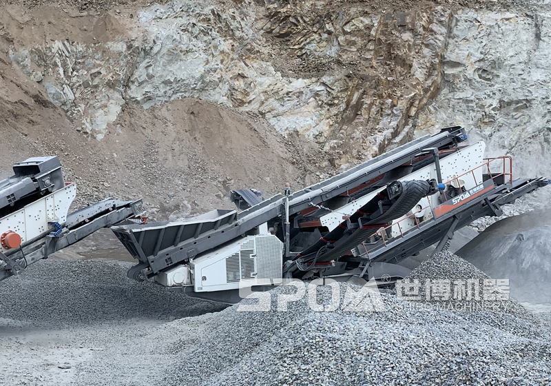 履帶式篩分站工作現場
