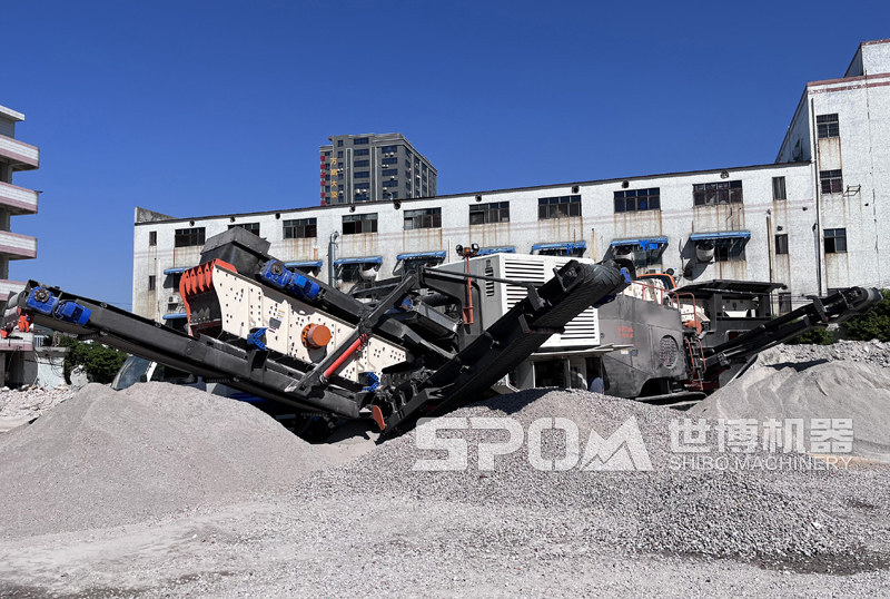 履帶式大口反擊破處理建筑垃圾現場