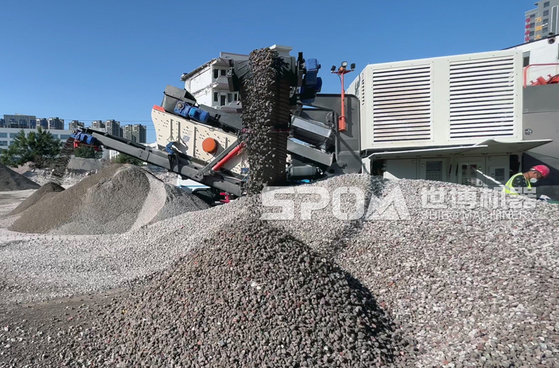 履帶式大口反擊破建筑垃圾破碎現場