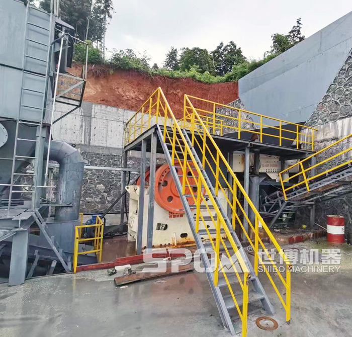 顎式破碎機配套除塵器安裝現場