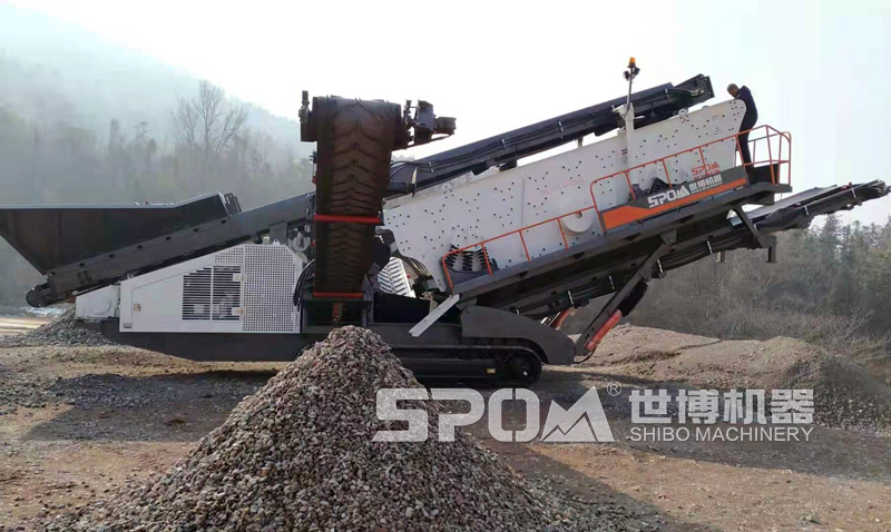 履帶式篩分站工作現場
