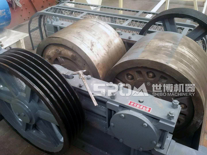 大型對輥式破碎機（對輥制砂機）結構