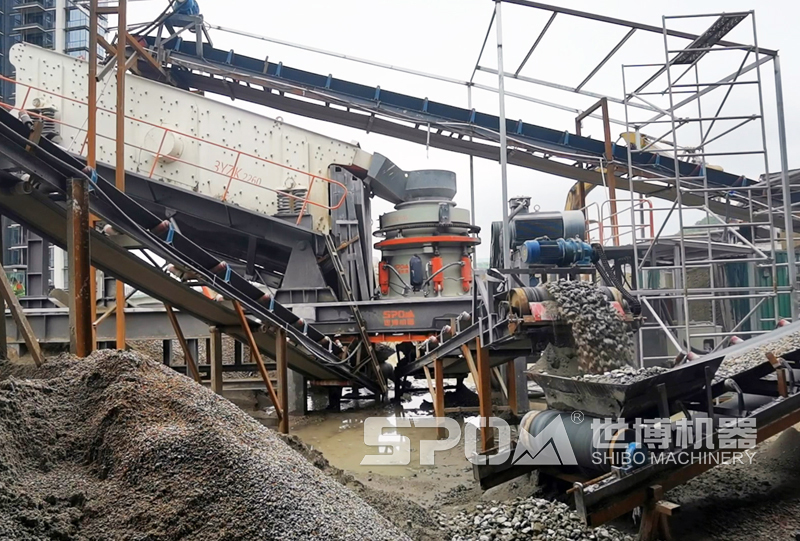 輪胎式破碎站破碎建筑垃圾現(xiàn)場(chǎng)