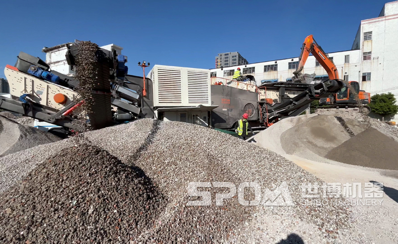 履帶大口反擊破碎站破碎建筑垃圾現場